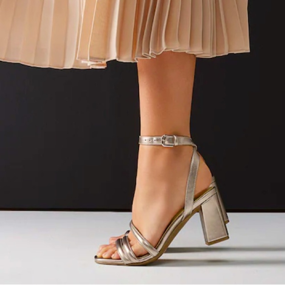 Naturalizer Rizzo Sandal in gold metallic